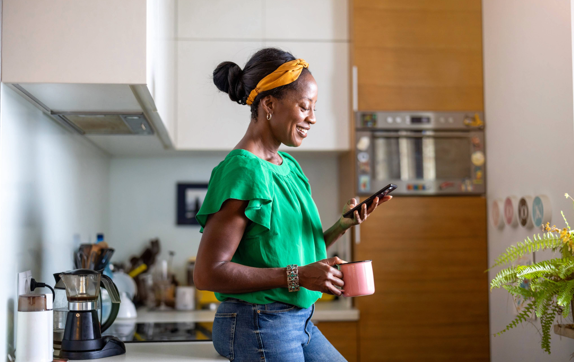 Kvinna som tittar till sina förmåner och ersättning på sin mobiltelefon