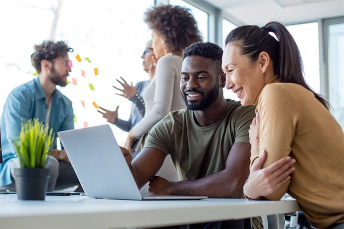 Man och Kvinna Pratar om trenderna inom lönetransparens